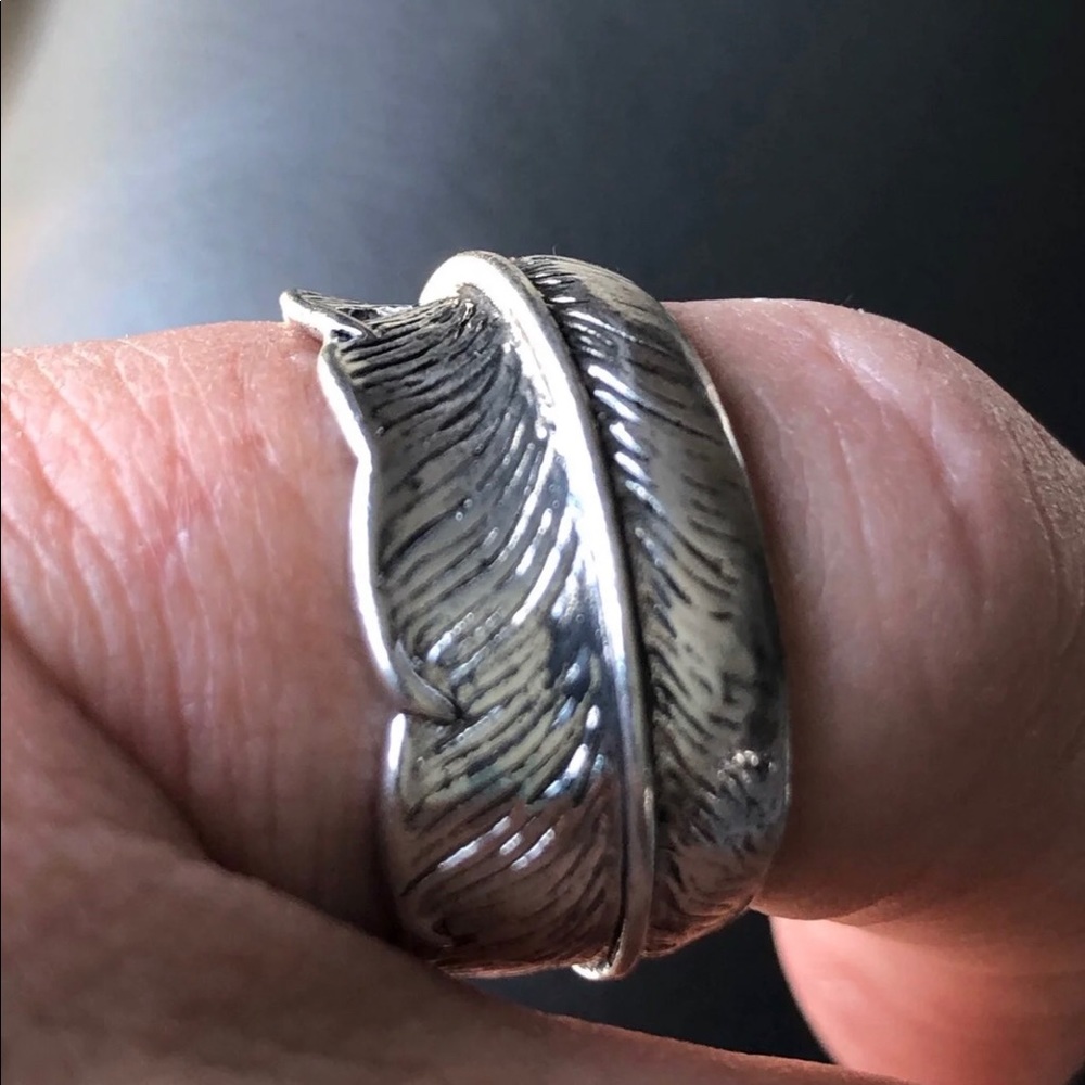 - Ring - Picture 2 of 8